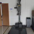 Single arm drop test bench